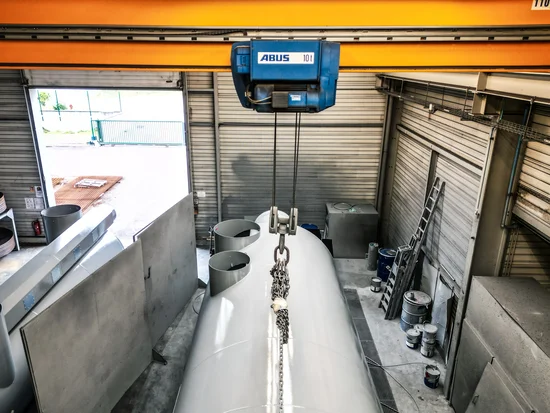 Photo d'une grue vélocipède en action dans l'atelier - Chaudreau