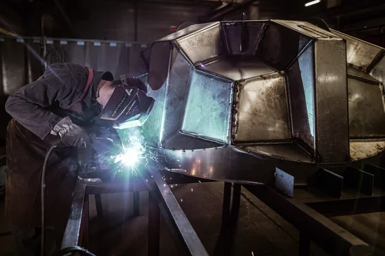 Photo d'un mouliste travaillant sur une cuve de Plasteau - Chaudreau