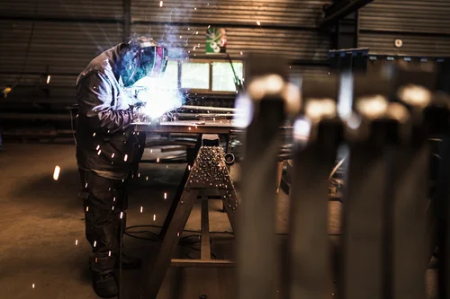 Soudeur en action dans l'atelier - Chaudreau